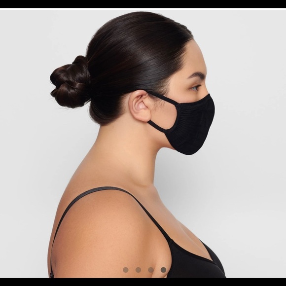 SKIMS ONYX black kardashian face mask - Picture 3 of 16
